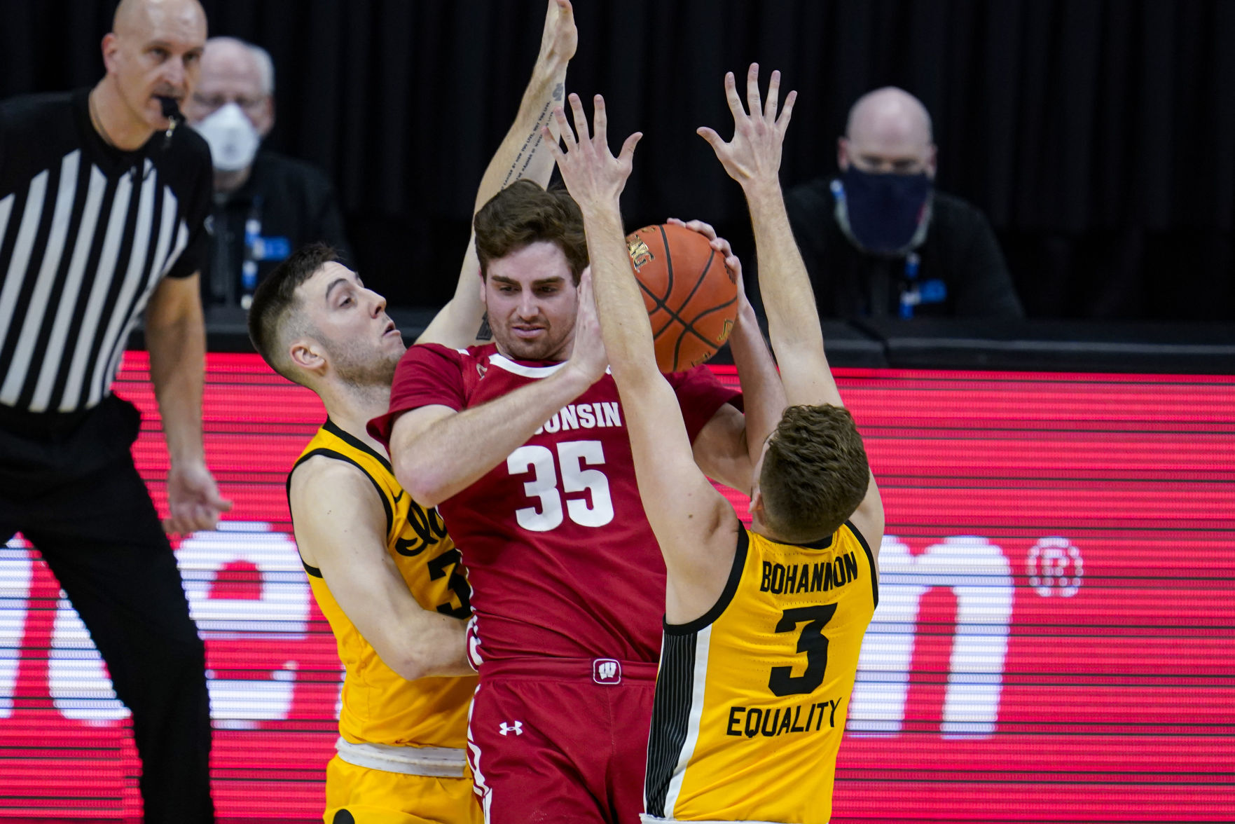 B10 Wisconsin Iowa Basketball
